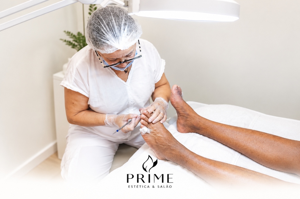 Zona de manicure e ambiente acolhedor no Prime Estética & Salão